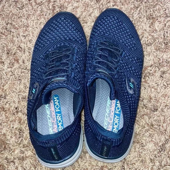 Sketchers sporty tennis shoes - Picture 3 of 8